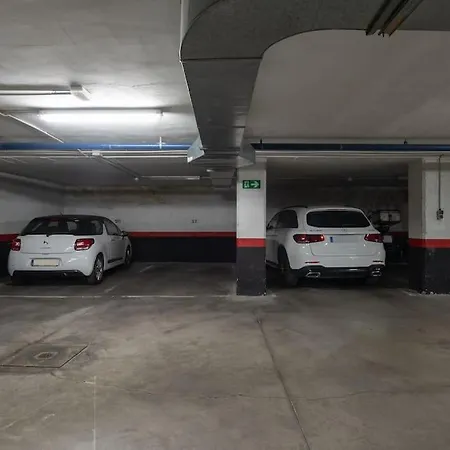Vivienda Con Zona De Trabajo, Piscina Y Parking *