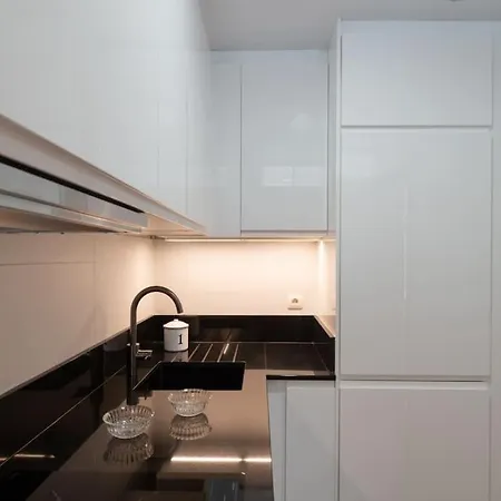 Vivienda Con Zona De Trabajo, Piscina Y Parking *