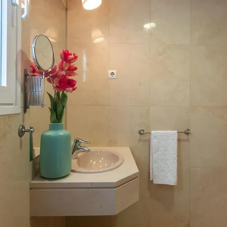 Vivienda Con Zona De Trabajo, Piscina Y Parking * Madrid