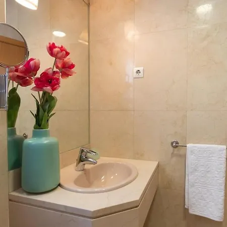Vivienda Con Zona De Trabajo, Piscina Y Parking *