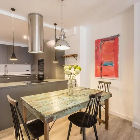Large And Vanguardist- 2bd 2bth- Letras *