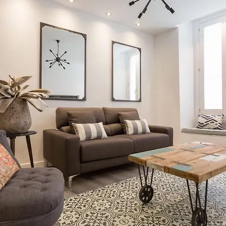 Large And Vanguardist- 2bd 2bth- Letras