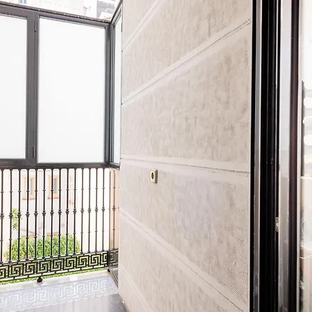 Spacious And Great With Swimming Pool In The Center Of By Sharingco. 마드리드