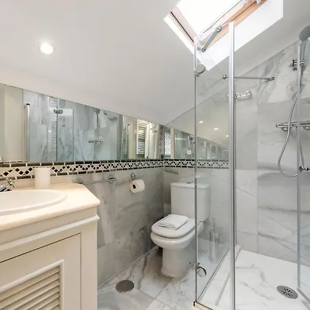 2 Bedrooms 2 Bathrooms- Penthouse- Almagro- Mintystay Madrid