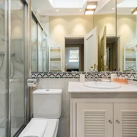 2 Bedrooms 2 Bathrooms- Penthouse- Almagro- Mintystay *