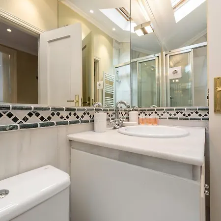 2 Bedrooms 2 Bathrooms- Penthouse- Almagro- Mintystay Apartment *