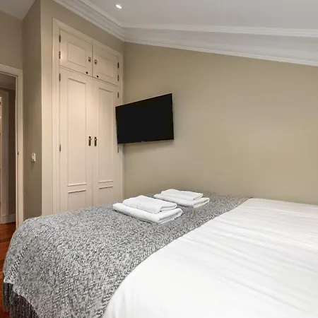 2 Bedrooms 2 Bathrooms- Penthouse- Almagro- Mintystay * Madrid