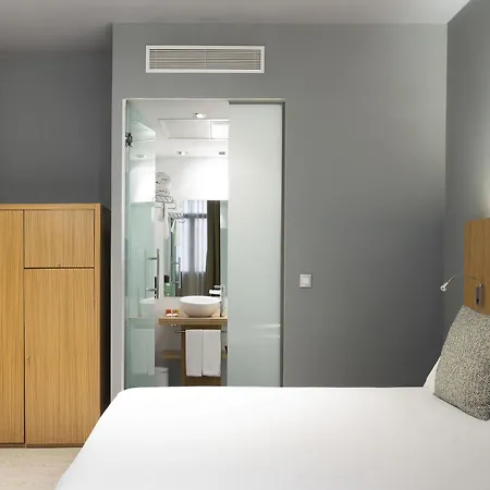 Hotel Petit Palace Tres Cruces 3*
