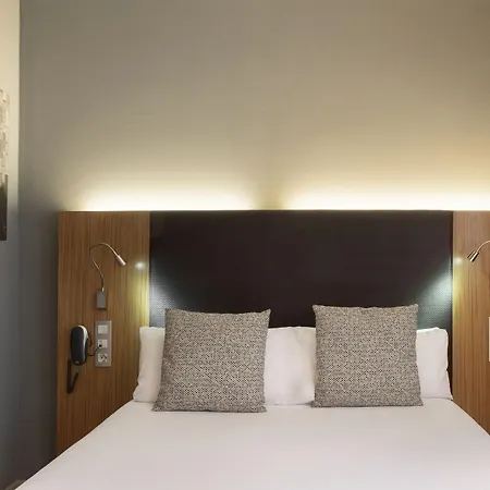 Hotel Petit Palace Tres Cruces Madryt