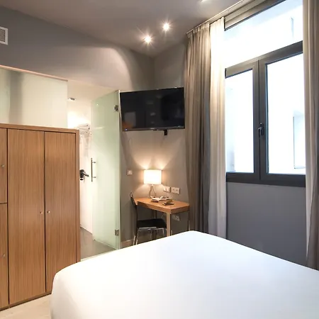 Hotel Petit Palace Tres Cruces Madryt