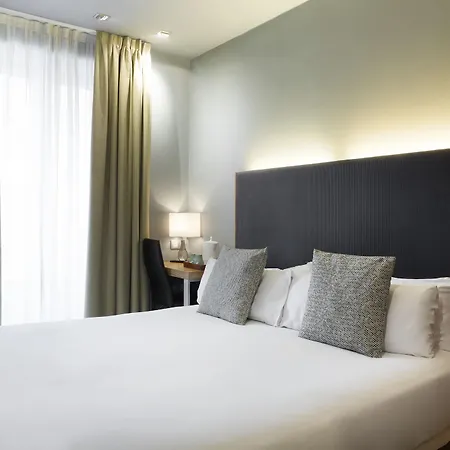 Petit Palace Tres Cruces Hotel 3*