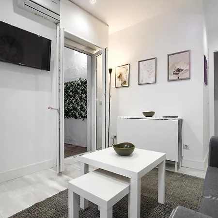 Charming Plaza Del Dos De Mayo Apartment *