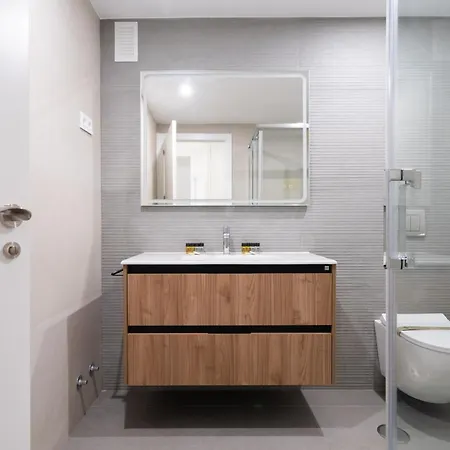 Apartamento De Lujo En La Plaza Pedro Zerolo Al Lado De Gran Via Apartment
