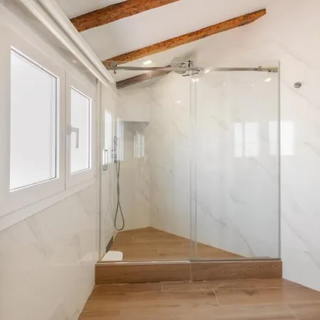 아파트 Bright Duplex- 1bd 1,5 Bth - Sol 마드리드