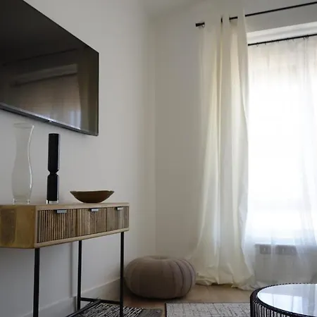 Diaphanous And Modern- 2bd 2bth- Plaza Espana * Madrid