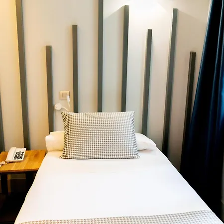 Carmen-gran Via Hostel
