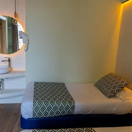 Charlotte-gran Via Hostel