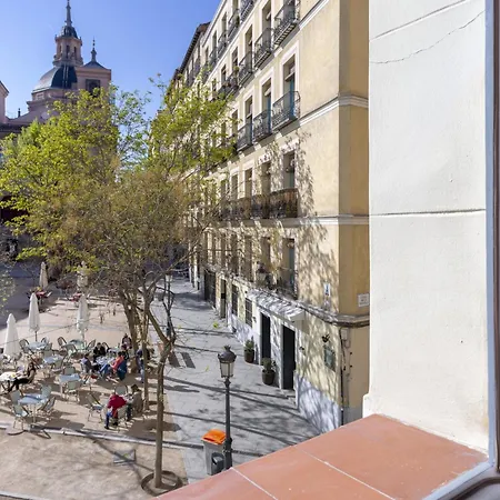 Precioso En La Plaza De La Paja Latina