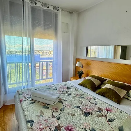Apartment House Samaniego 12