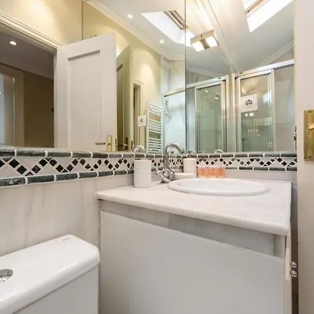 2 Bedrooms 2 Bathrooms- Penthouse- Almagro- Mintystay *