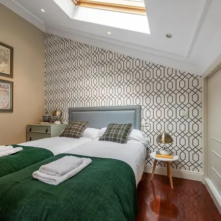 2 Bedrooms 2 Bathrooms- Penthouse- Almagro- Mintystay * Madrid