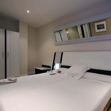 Petit Palace Arenal 3* Madri