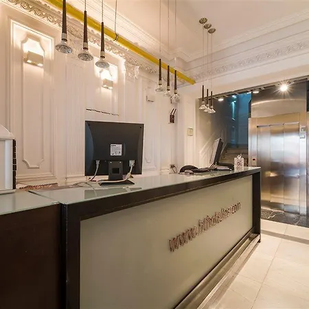 Petit Palace Arenal Hotel 3*