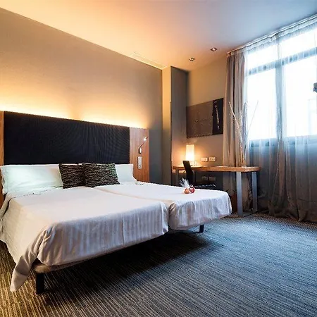 Petit Palace Tres Cruces Hotel