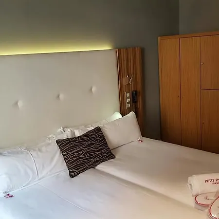 Hotel Petit Palace Tres Cruces 3*