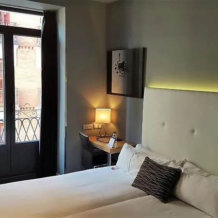 Petit Palace Tres Cruces 3*