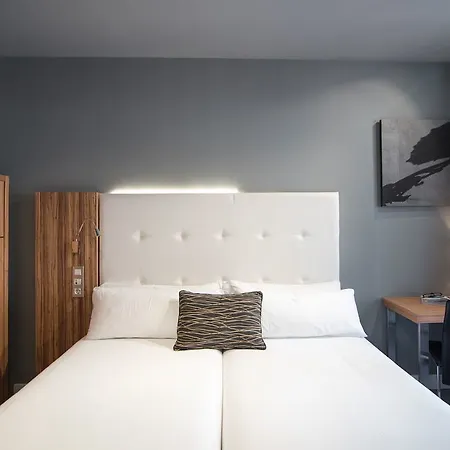 Petit Palace Tres Cruces Hotel Madryt