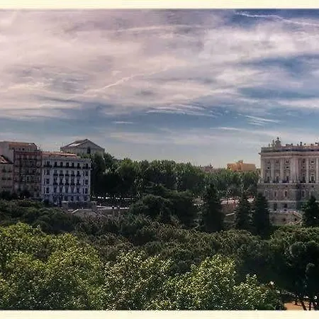 Apartosuites Jardines De Sabatini 3* Madrid
