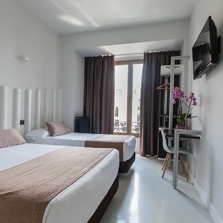 Charlotte-gran Via Hostel