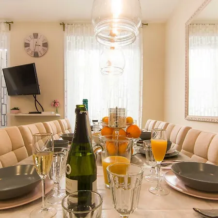 Sol Luxury Suites Apartment *